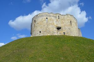 1280px-Cliffords_Tower_York_UK