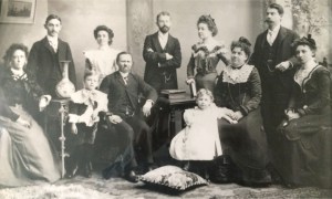 Hunter Family, ca1900; (c) 2015 Dorothy Vander Meulen